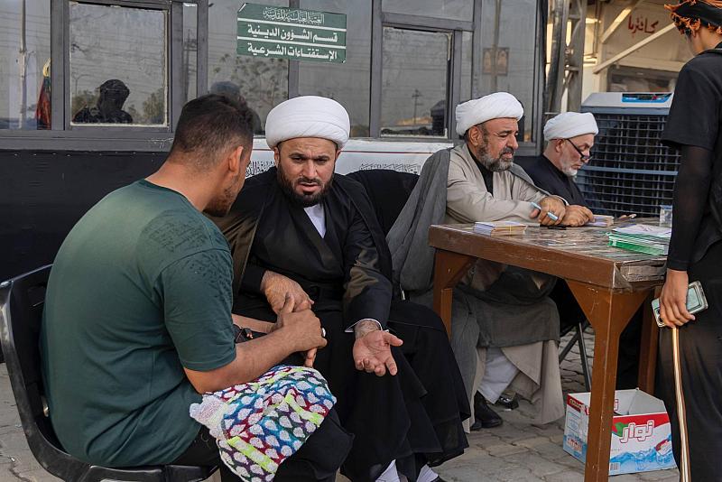 الشؤون الدينية تنشر فرقاً ميدانية للإجابة عن استفسارات زائري الأربعين الشرعية والعقائدية