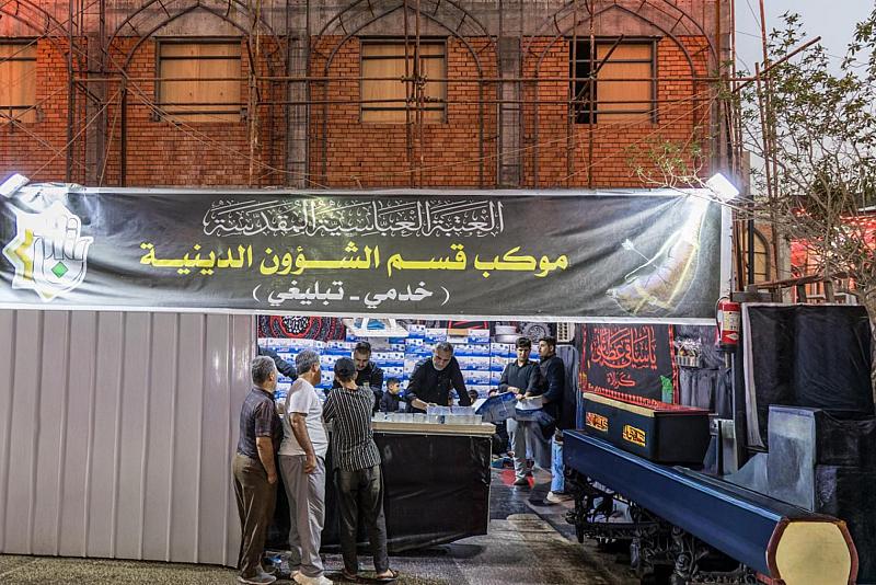 عبر موكبها الخدمي.. ملاكات قسم الشؤون الدينية تقدم خدماتها للزائرين