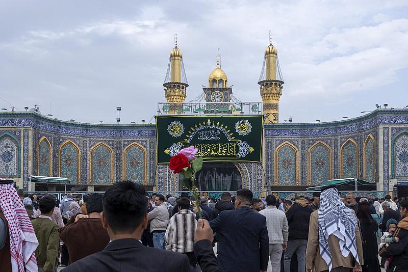 جموع الزائرين تتوافد إلى العتبة العباسية المقدسة لإحياء ذكرى ولادة الإمام المهدي (عجّل الله فرجه)