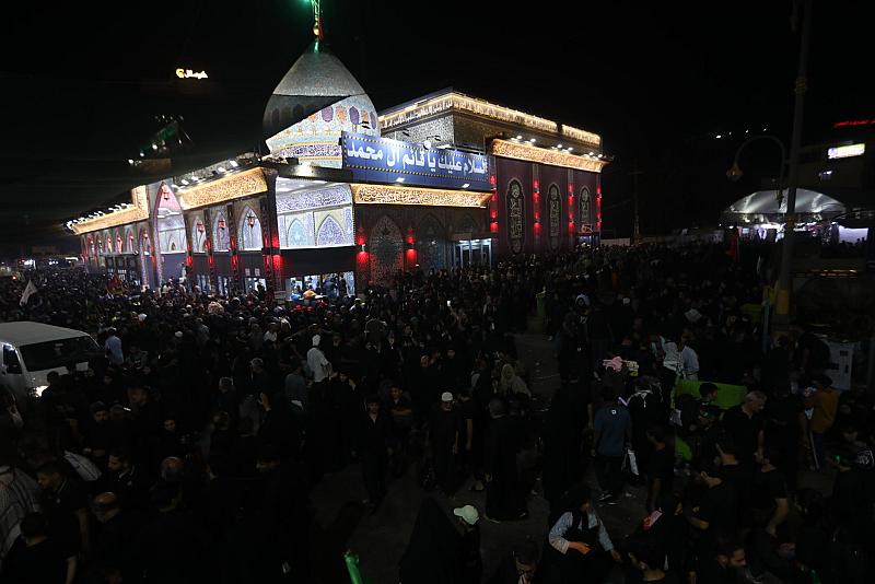 جموع الزائرين تحيي ليلة الأربعين عند مقام الإمام المهدي (عجّل الله فرجه)