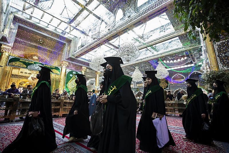 بالصور.. طالبات الجامعات العراقية يؤدّين مراسم زيارة أبي الفضل العباس (عليه السلام)
