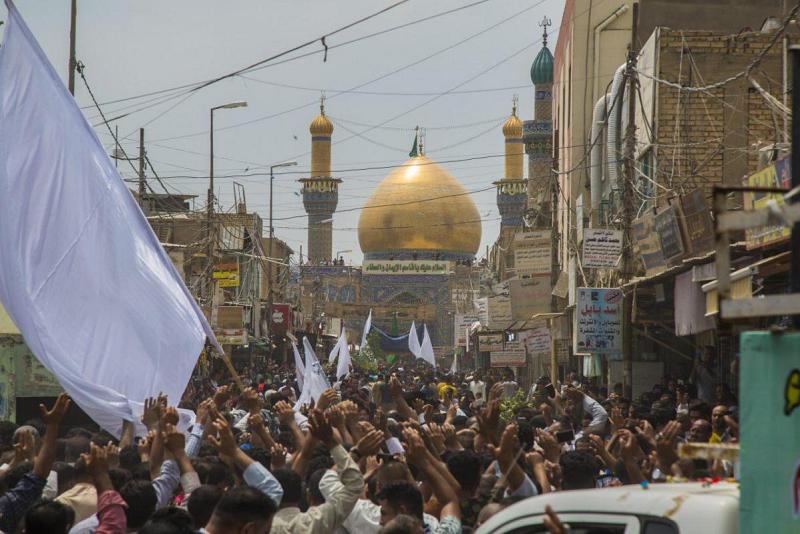 بعد ان صنعوه بايديهم ...خَدَمةُ أبي الفضل العبّاس (عليه السلام)ينقلون شبّاكَ القاسم  (عليه السلام) الى مرقده