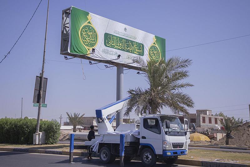مع قرب موعد انطلاقه.. نشر لافتات تعريفية بأسبوع الإمامة الدولي في الطرق المؤدية إلى مركز مدينة كربلاء