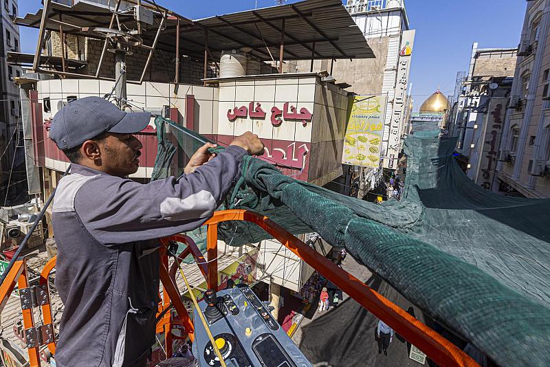 قسم الصيانة يشرع بأعمال نشر قماش الساران في محيط الحرم الطاهر