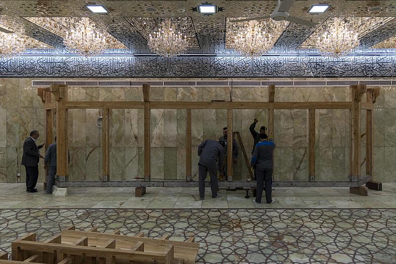 قسم صناعة الشبابيك يباشر بتنصيب شباكي سردابي الإمامين الحسين والجواد (عليهما السلام)