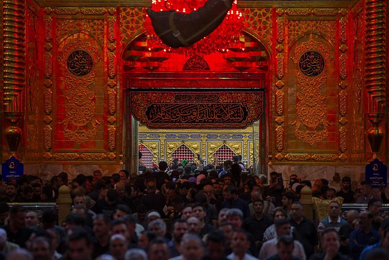 الزائرون يحيون ذكرى شهادة النبيّ الأكرم عند العتبتين المقدستين في كربلاء