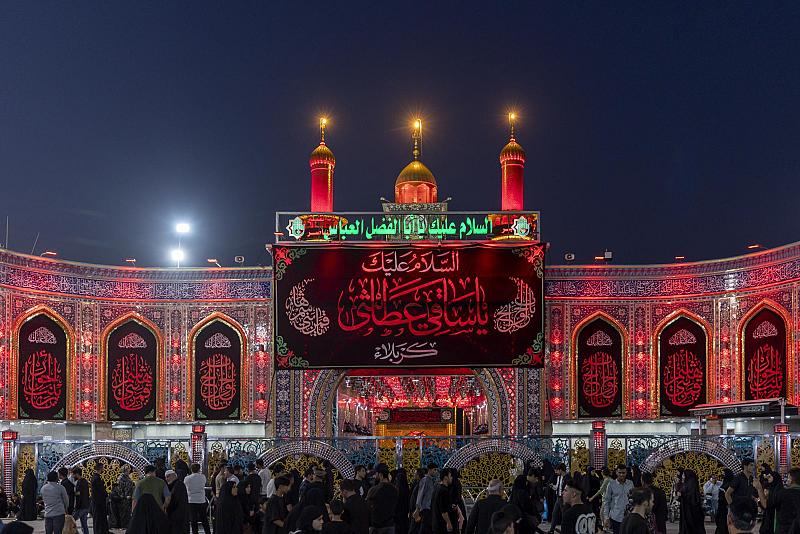 المؤمنون يحيون ليلة الجمعة الأخيرة من المحرم عند مرقد أبي الفضل العباس (عليه السلام)