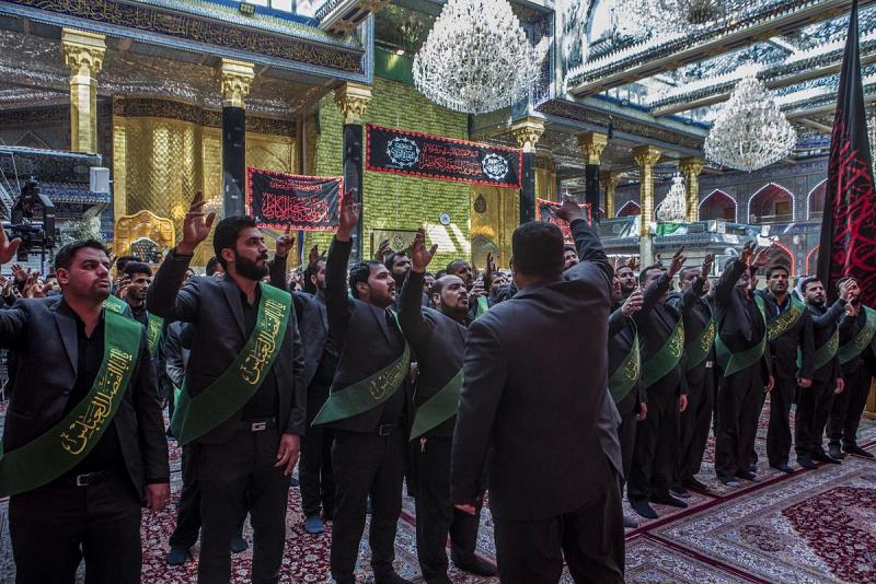 بصوت نحيبٍ مشوبٍ بالحزنِ والزفرات: خَدَمَةُ أبي الفضل العبّاس (عليه السلام) ينادون وا كاظماه وا إماماه وا مسموماه