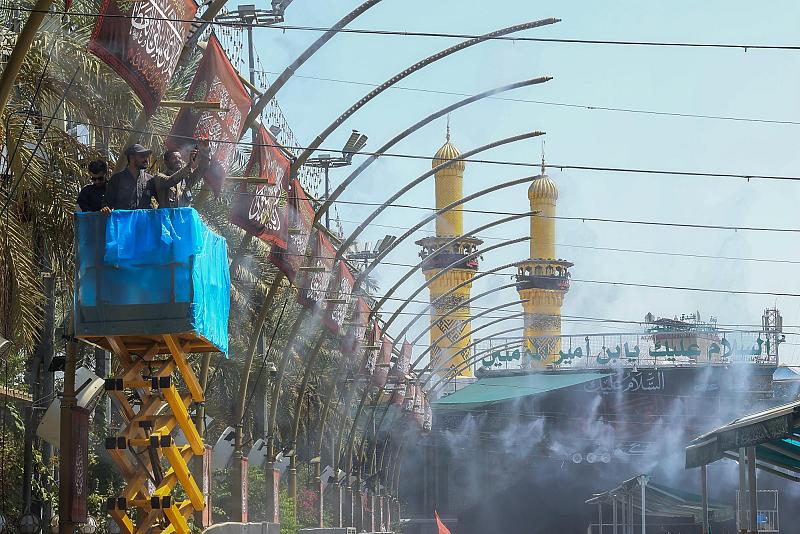 مرشات الرذاذ في منطقة ما بين الحرمين تسهم في خفض درجات الحرارة