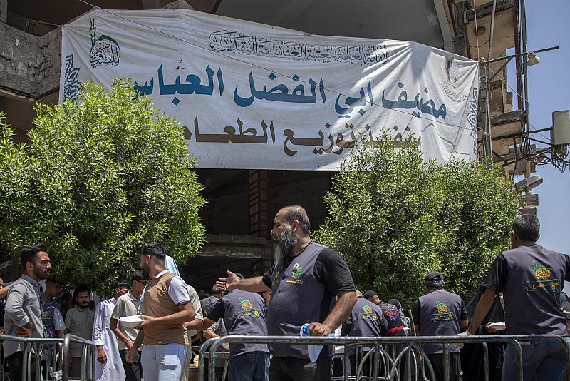 قسم المضيف يعلن تجهيز خمسة منافذ لتوزيع وجبات الطعام بمشاركة 150 متطوعًا في زيارة عاشوراء