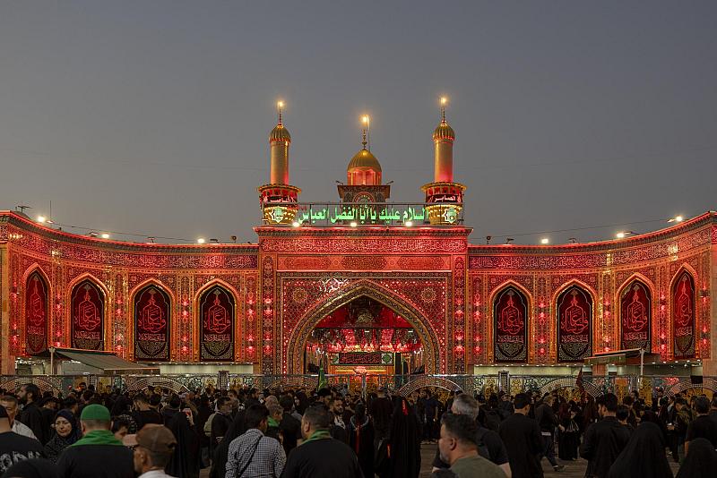 المؤمنون يحيون ليلة الجمعة عند مرقد أبي الفضل العباس (عليه السلام)