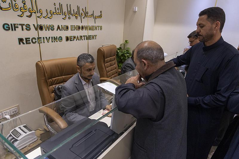 استمرار إقبال المواطنين العراقيين لتقديم التبرعات للشعبين الإيراني واللبناني