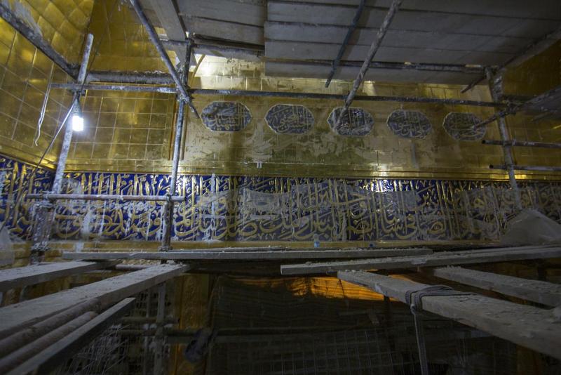 بالصور: كتابات ونقوش مطرّزة بآيات قرآنيّة وأسماء أصحاب الكساء تزيّن ناصية إيوان الذهب الكبير لمرقد أبي الفضل العبّاس (عليه السلام)