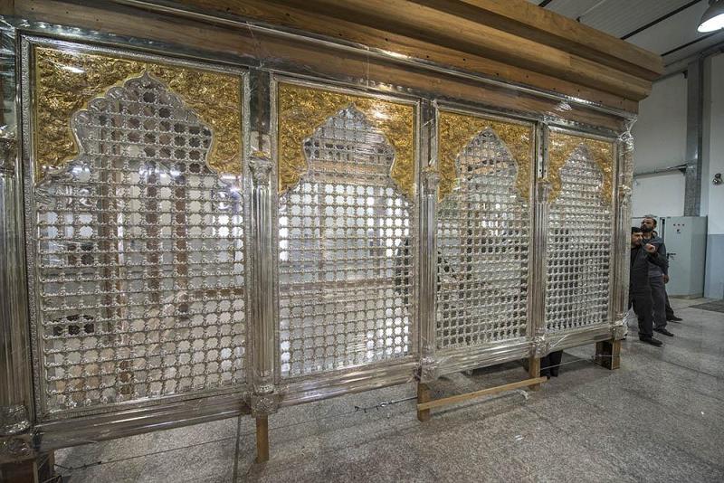 خَدَمَةُ أبي الفضل العباس(عليه السلام) في مصنع شبابيك الأضرحة يُنهون تركيب المشبَّكات على الهيكل الخشبيّ للشبّاك الجديد