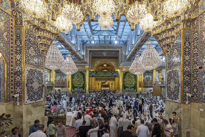 الزائرون يحيون ليلة الجمعة عند مرقد أبي الفضل العباس (عليه السلام)