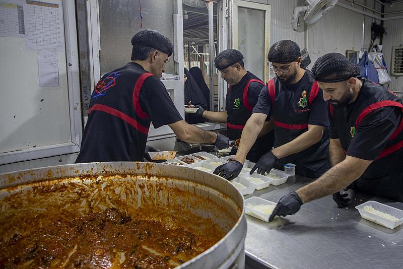 في ليلة الجمعة.. قسمُ المضيف يقدّم 12 ألف وجبة طعام لزائري مرقد أبي الفضل العباس (عليه السلام)