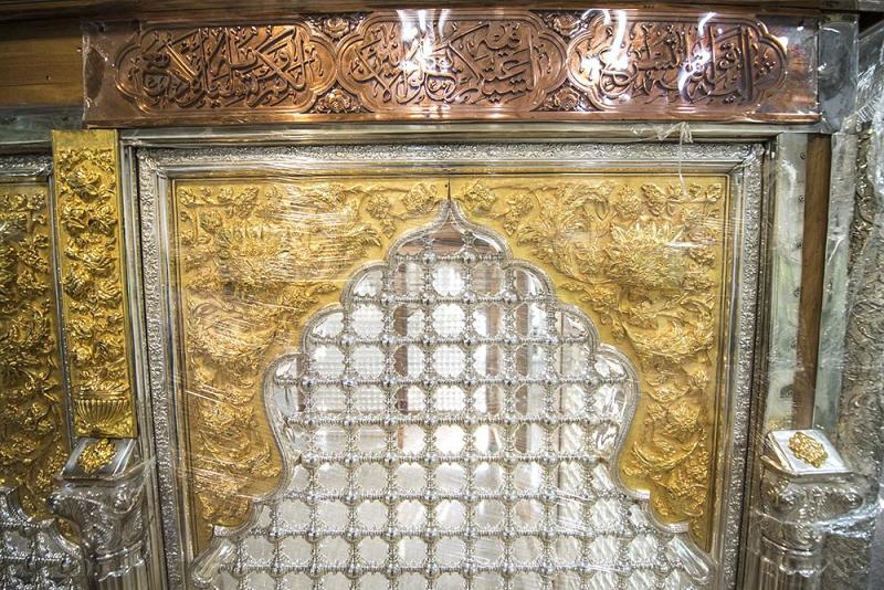 أبياتٌ شعريةٌنُظِمَت في القرن الماضي ووجدت لها مكاناً على الشبّاك الجديد لأبي الفضل العباس(عليه السلام)..