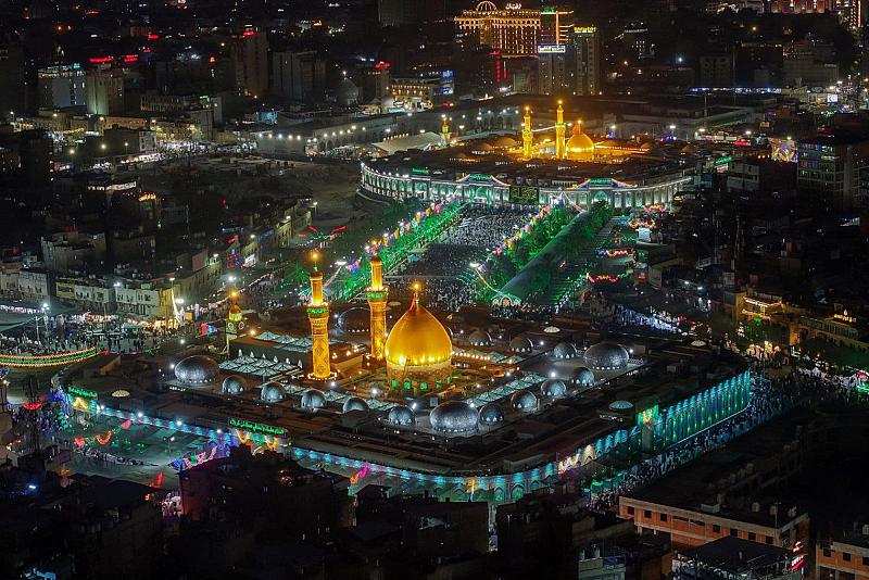 جموع الزائرين يحيون ليلة الجمعة عند مرقد أبي الفضل العباس (عليه السلام)