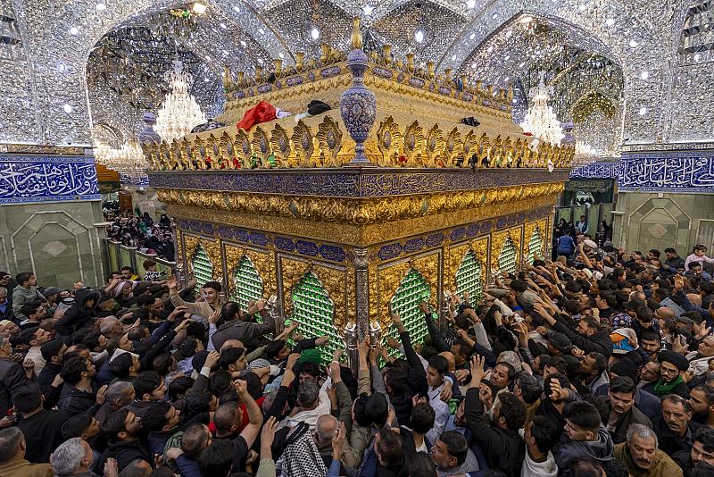 بالصور..الزائرون يحيون ليلة الجمعة عند مرقد أبي الفضل العباس (عليه السلام)