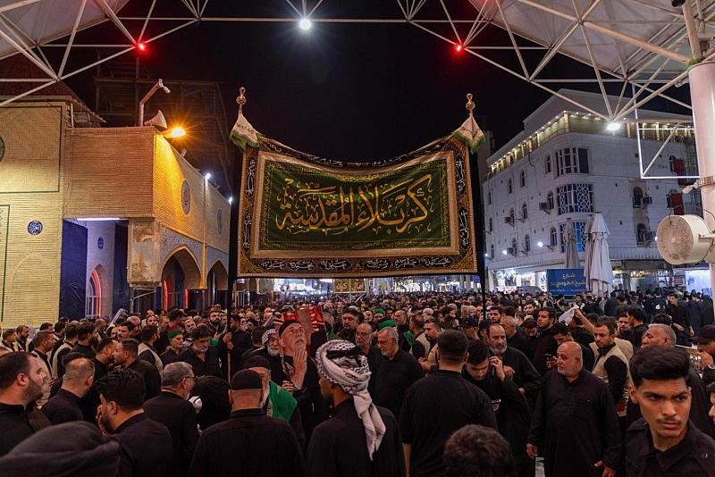 بدعم من العتبة العباسية المقدسة.. موكب أهالي كربلاء يحيي ذكرى شهادة النبي محمد (صلى الله عليه وآله) في النجف