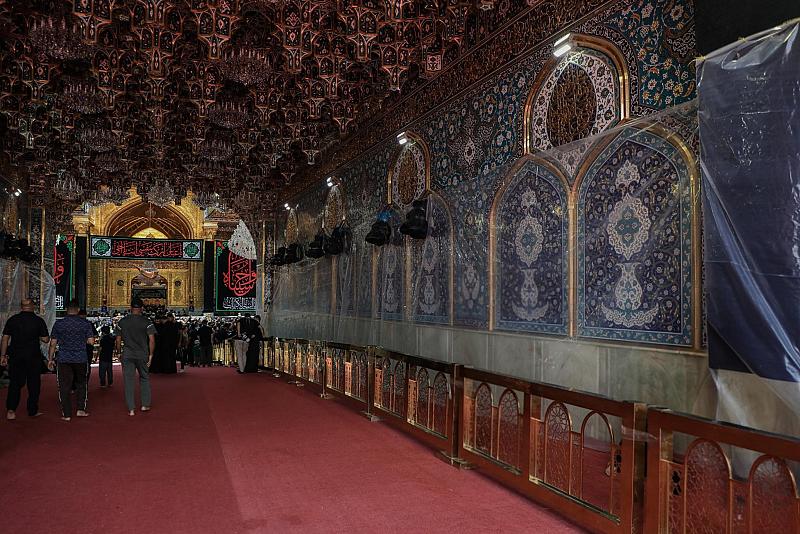 استعدادًا لإحياء يوم عاشوراء.. قسمُ الصناعات يغلّف مداخل حرم مرقد أبي الفضل العباس (عليه السلام)