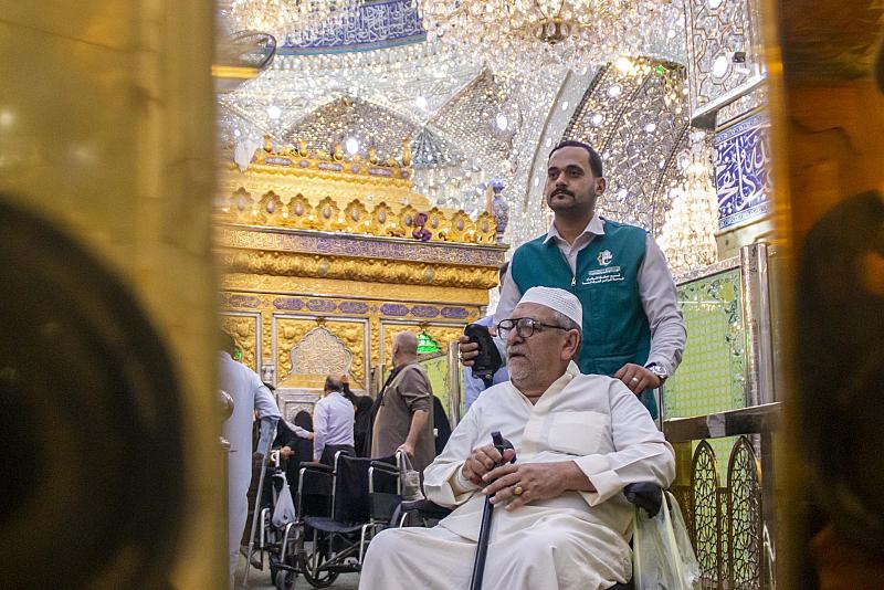 قسم حفظ النظام يضاعف جهوده لتقديم العناية الخاصة لكبار السن من الزائرين