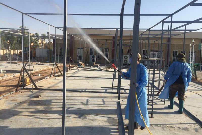 حفاظاً على سلامة العاملين والموادّ المستخدَمة: المباشرة بتعفير وتعقيم موقع عمل مشروع بناية الحياة الرابعة في كربلاء