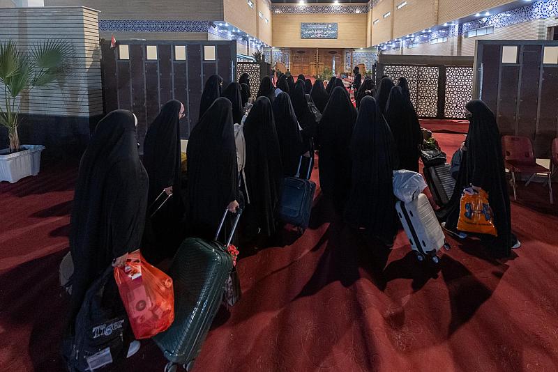 وصول طالبات الجامعات العراقية المشاركات في حفل التخرّج المركزي العاشر لمجمع أبي الفضل العباس (عليه السلام)