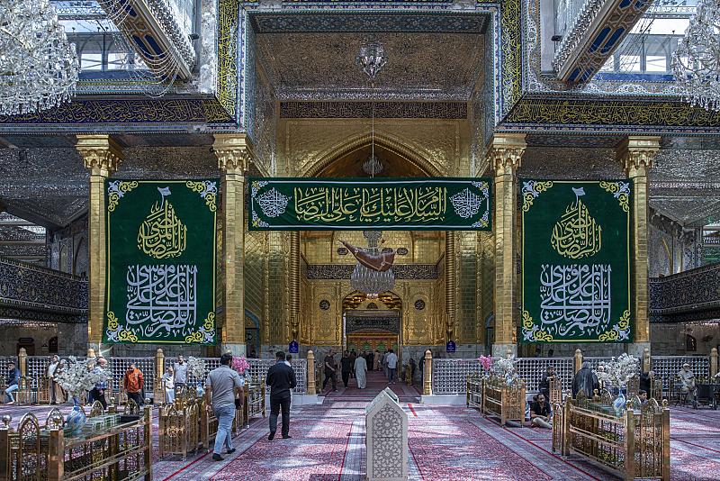 قسم رعاية الصحن الشريف ينشر لافتات الفرح بذكرى ولادة الإمام الرضا (عليه السلام)