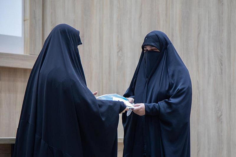 تكريم طالبة من ذوي الهمم في مسابقة (بصائر العلم) الوطنية الأولى