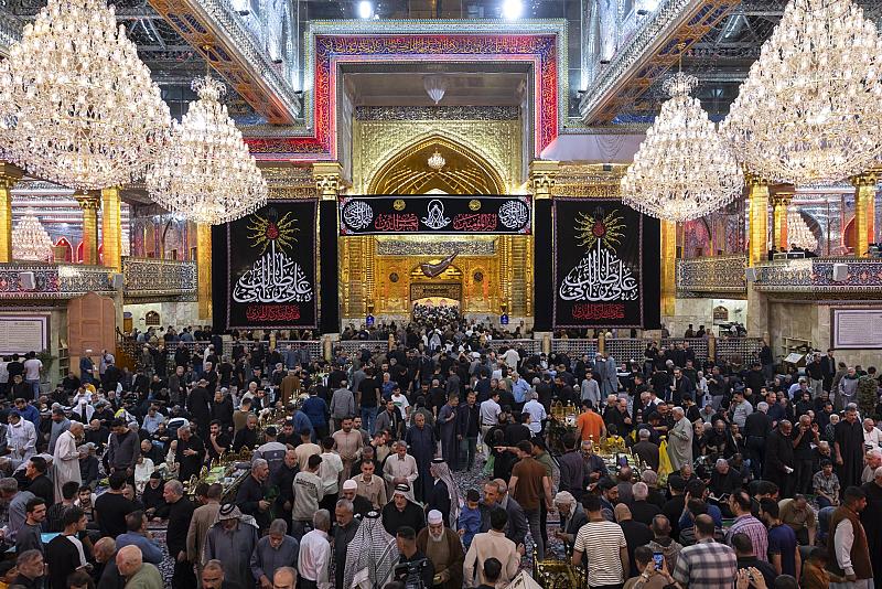 الزائرون يحيون ليلة الجمعة عند مرقد أبي الفضل العباس (عليه السلام)