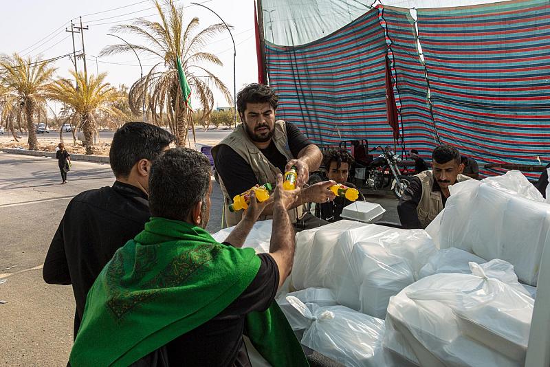 موكب جامعة الكفيل يباشر بتقديم خدماته لزائري الأربعين