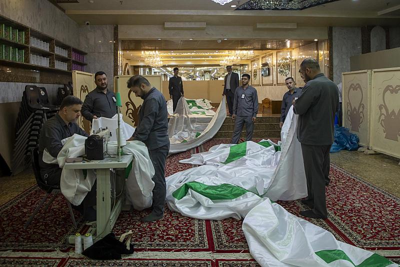 قسم الهدايا والنذور يباشر في خياطة الأوشحة الخاصة بالحفل المركزي لتخرج طلبة الجامعات