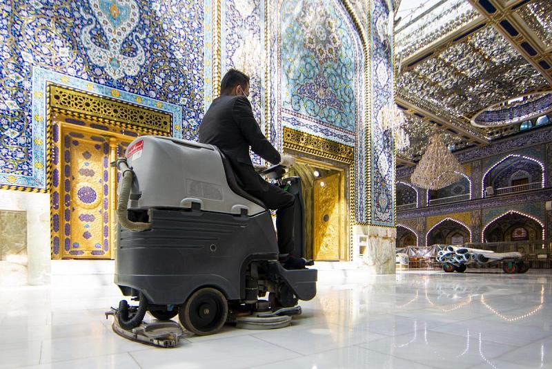 ملاكاتُ قسم رعاية الصحن الشريف تواصلُ أعمال التنظيف الخاصّة بالصحن الطاهر