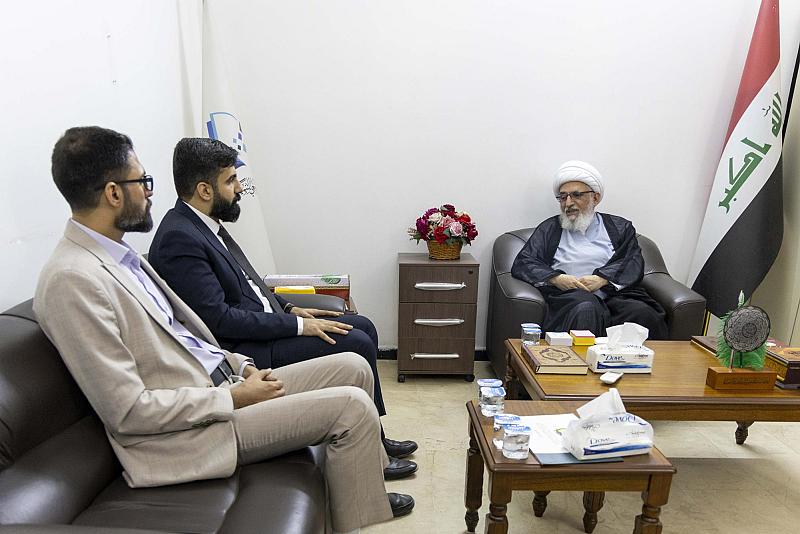 للتعريف بمشروعه وبرامجه.. وفد مركز أجر الرسالة يزور الأستاذ في الحوزة العلمية الشيخ طارق البغدادي