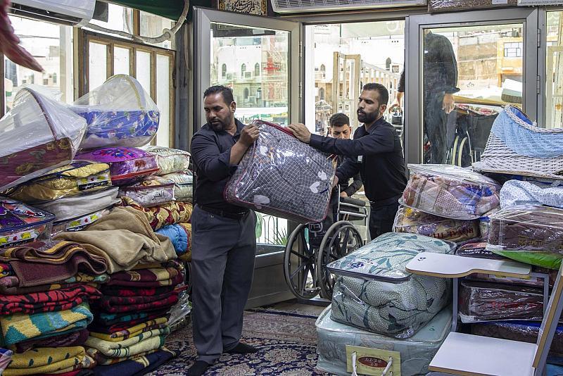 قسم المخازن يتسلم دفعة جديدة من المنتجات المتنوعة لطرحها أمام الزائرين