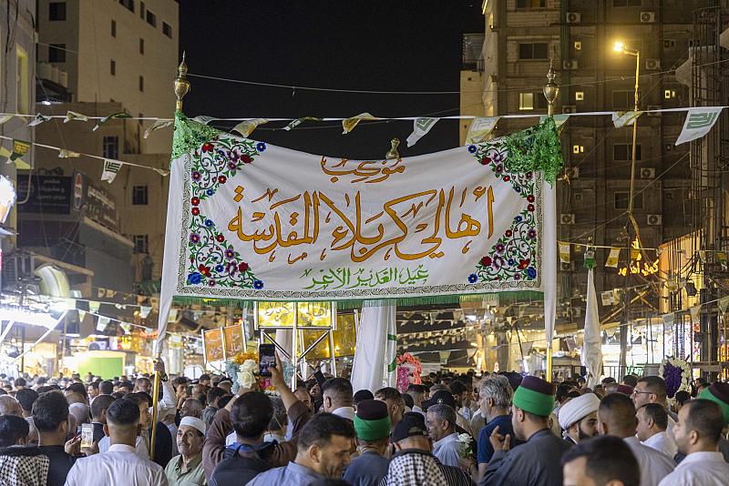 بالتنسيق مع قسم الشعائر.. موكب أهالي كربلاء يحيي عيد الغدير الأغر في مرقد الإمام علي (عليه السلام)
