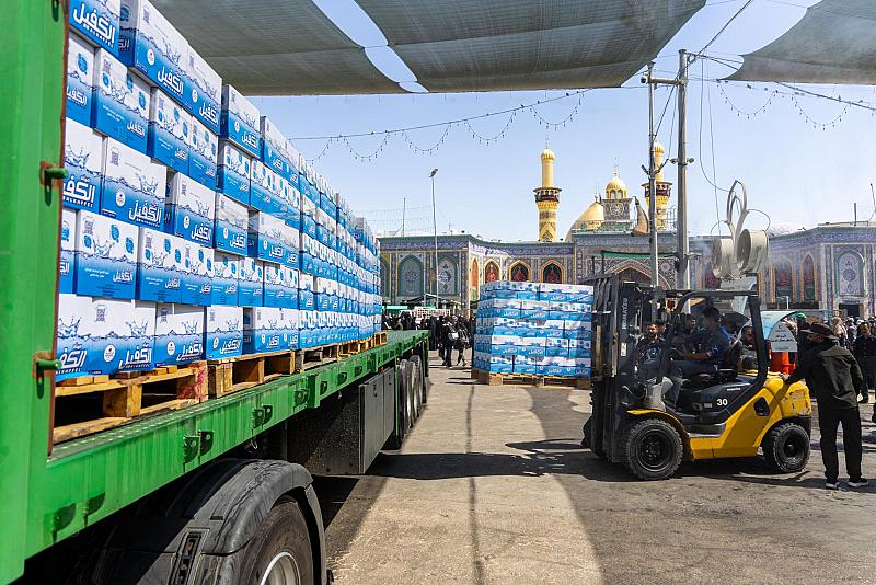 استعدادًا لزيارة الأربعين.. قسم الشؤون الخدمية يقدم صناديق المياه للمواكب الخدمية