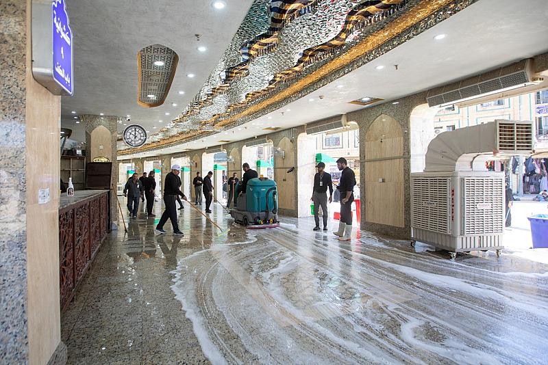 قسم الشؤون الخدمية ينفذ حملة لغسل محيط العتبة العباسية المقدسة وتنظيفه