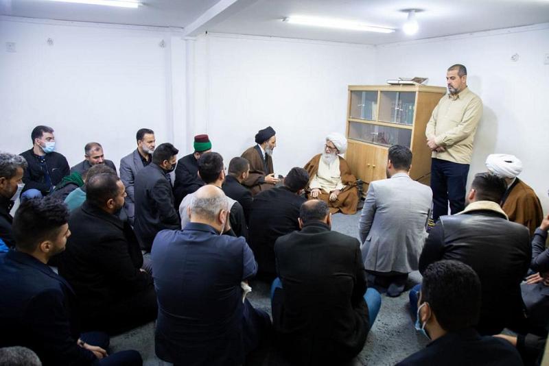 مجموعةٌ من خدّام مرقد أبي الفضل العبّاس يتشرّفون بزيارة مرقد أبيه (عليه السلام) ومكاتب مراجع الدين في النجف