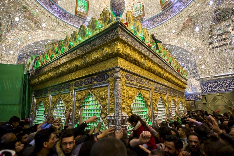 بالصور: مرقد الإمام الحسين ومرقد أخيه أبي الفضل العباس عليهما السلام يشهدان توافداً كبيراً للزائرين والسبب ...