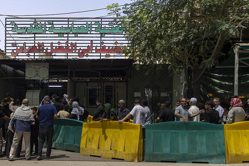 بذكرى شهادة الإمام الحسن العسكري (عليه السلام).. قسم المضيف يقدم وجبات الطعام للزائرين