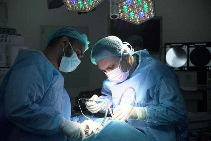 بعمليّةٍ نوعيّة: أطبّاء متشفى الكفيل التخصّصي ينجحون في رفع ورمٍ ضاغط على الحبل الشوكيّ لمريضةٍ ستّينيّة