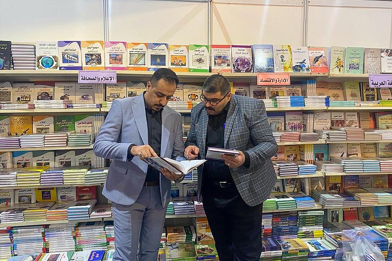 وفد متحف الكفيل يجري جولة في معرض العراق الدولي للكتاب لتعزيز مكتبته بمصادر جديدة