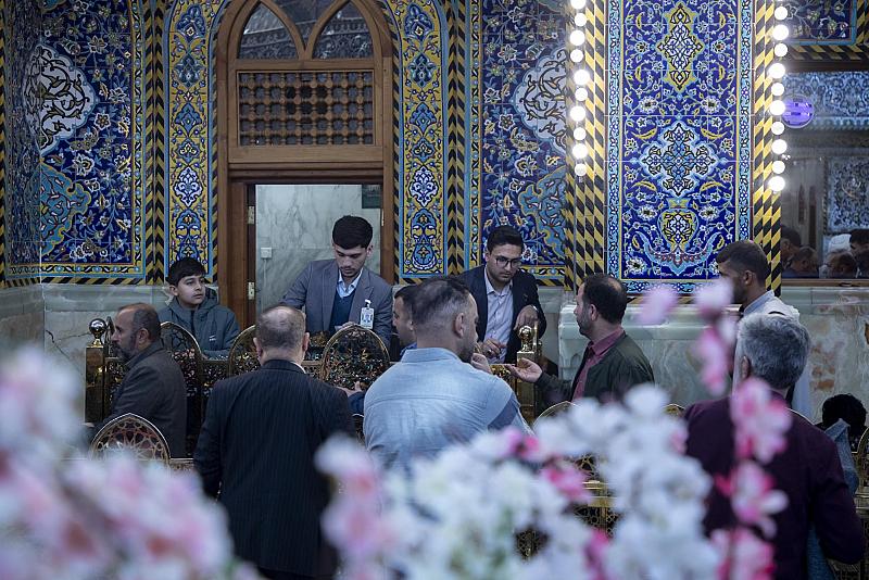 ملاكات العتبة العباسية المقدسة تستقبل الزائرين بالتهاني والتبريكات في ذكرى ولادة الإمام الحسين (عليه السلام)
