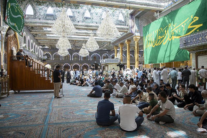 الزائرون يؤدون مراسم قراءة دعاء الندبة في صحن مرقد أبي الفضل العباس (عليه السلام)