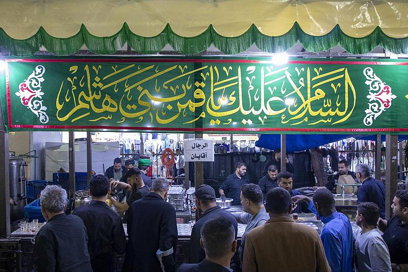 عبر موكب خدمي.. شعبة السادة الخدم تقدم خدماتها للزائرين خلال شهر رمضان المبارك