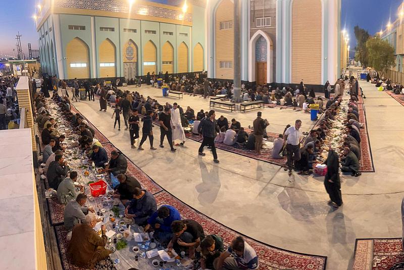 في ليلة الجمعة الثانية من شهر رمضان.. مجمع أبي الفضل العباس (عليه السلام) يقيم مأدبة إفطارٍ للزائرين