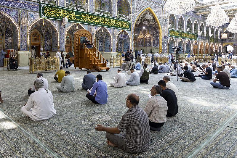 الزائرون يؤدون مراسم قراءة دعاء الندبة في صحن مرقد أبي الفضل العباس (عليه السلام)