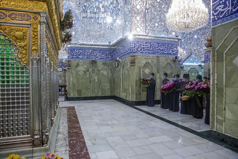 بالفيديو: تزيين الشبّاك الشريف للمولى أبي الفضل العبّاس (عليه السلام) بالأكاليل في ذكرى مولده
